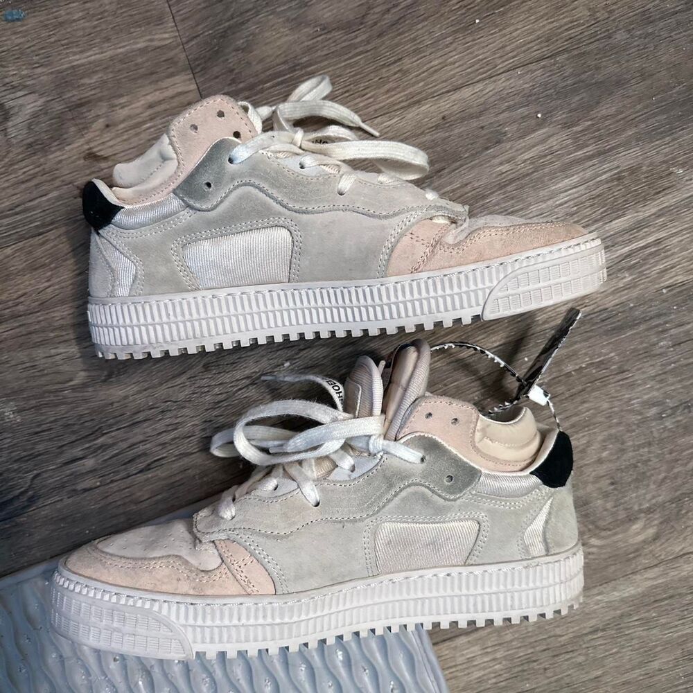 Off White Floating Arrow Low